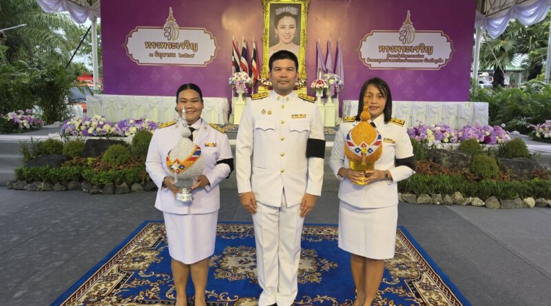 นายสุชล หวังเส้น ผู้อำนวยการโรงเรียนหงษ์หยกบำรุง เข้าร่วมพิธีถวายเครื่องราชสักการะและวางพานพุ่ม และพิธีจุดเทียนถวายพระพรชัยมงคล